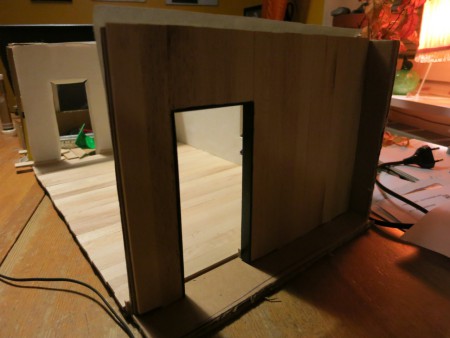 stomme av papp sedan fasad och golv av träpinnar. 