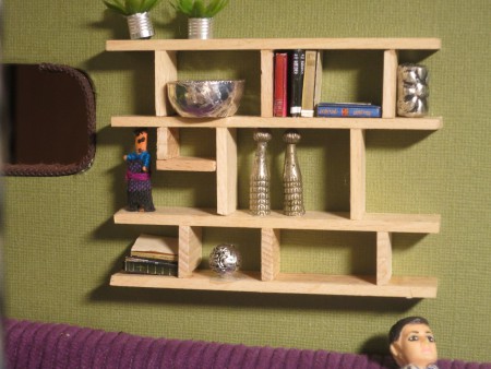 Hylla ovanför soffan