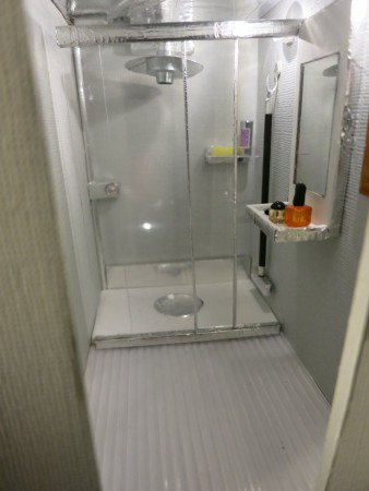 ... nu med väggar runt hela rummet!