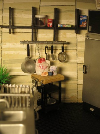 Avlastningsbord med varor, arbetsredskapen (ej kastrull) och vägghylla