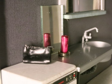 necessär, stearinljus och avloppsrör