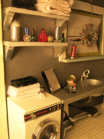 Vägghylla, krans, spegel och smink