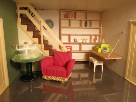 Skrivbord, bokhylla och bord