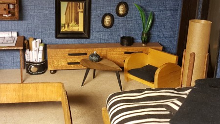 Lövetbordet är gjort i balsaträ och lampan i smörpapper och tändstickor. 