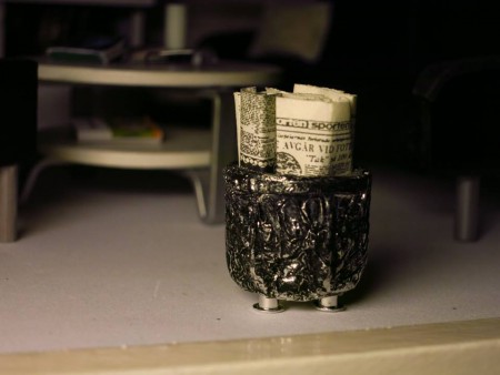 Vedkorg av plastkork, klädd med knölad aluminiumtejp och svartmålad. slipade lite på den för att få fram lyster i den.