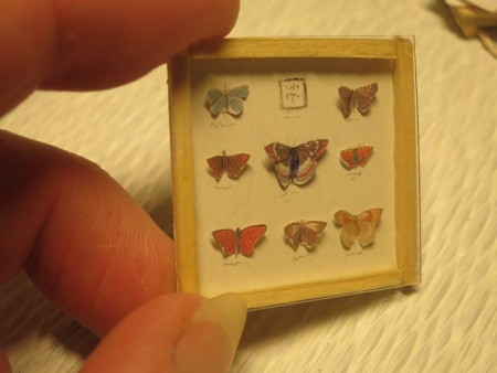 Fjärilstavla av pappersfjärilar , tänstickor som ram och massor med tålamod.