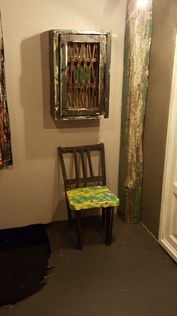 Skåp av trä och ett begagnat galler från en engångsgrill! Målat och nerslipat.