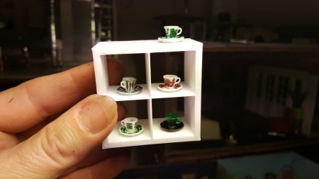 50-talsdesign på färdigköpta plastkoppar 